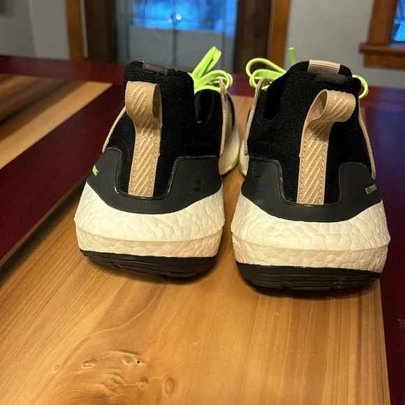 Adidas Ultraboost Tennis shoes - Picture 8 of 8